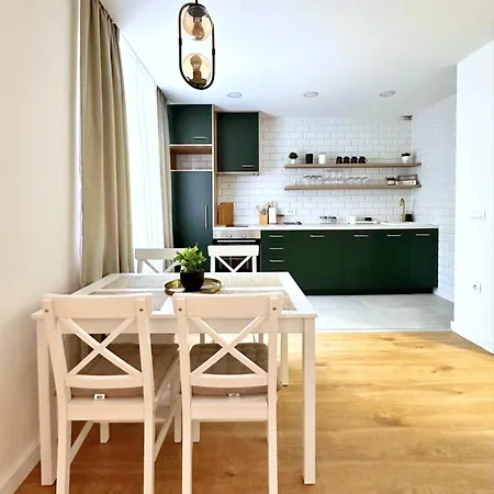 Nest With Private Garage *