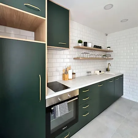 Apartment Nest With Private Garage *