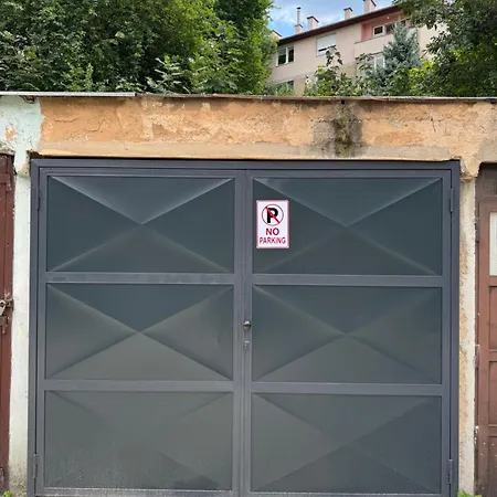 Nest With Private Garage