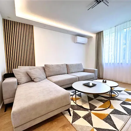 Nest With Private Garage Apartment *