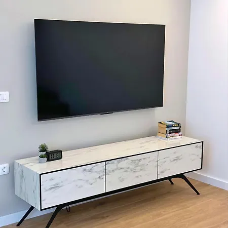 Apartment Nest With Private Garage *